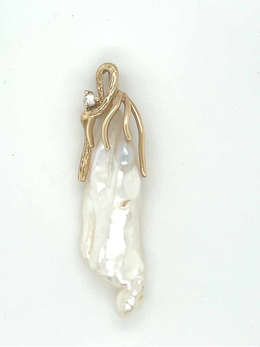 Baroque Pearl 14kt gold and diamond pendant